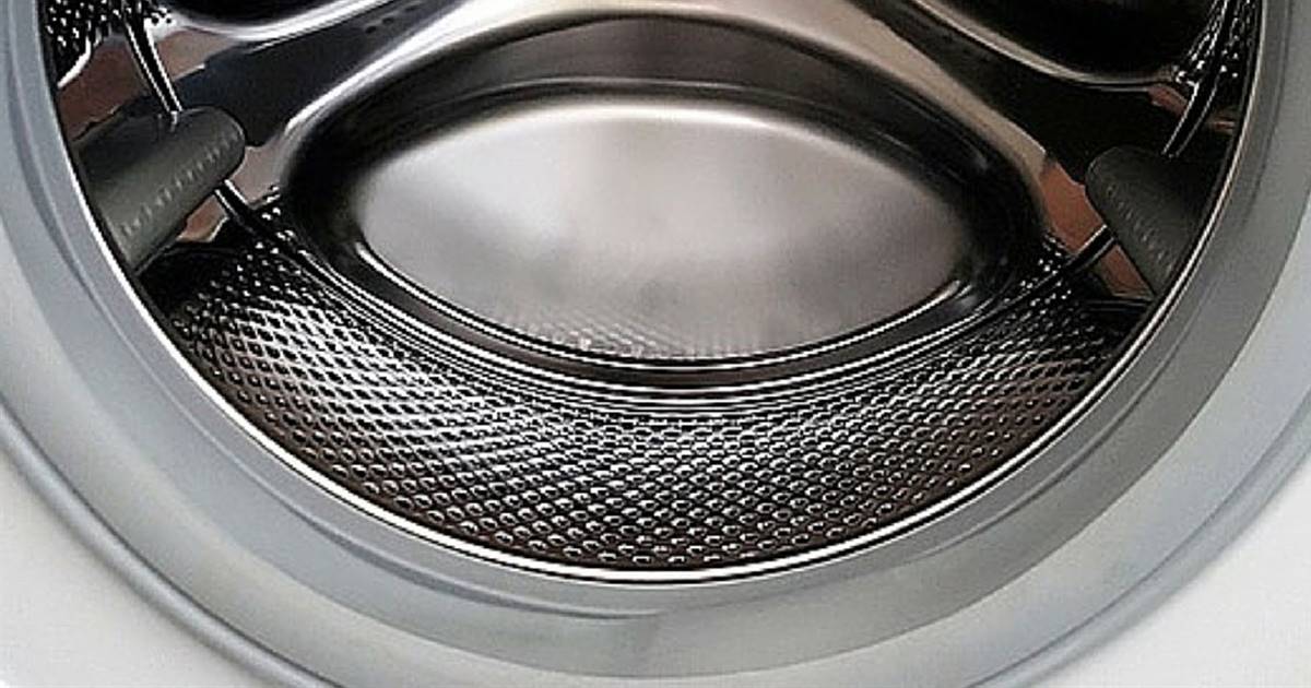 Agua en la goma de la lavadora
