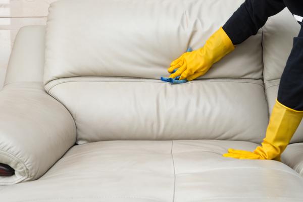 Cómo limpiar un sofá de piel blanco