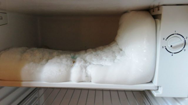 quitar el hielo de un congelador