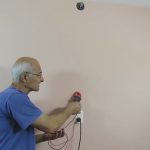 Cómo detectar cables de luz en la pared