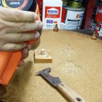Cómo quitar manchas de pegamento en madera